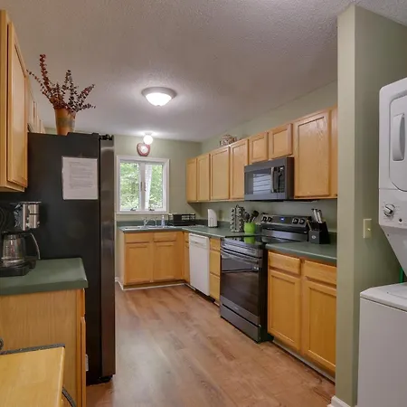 Spacious Mcgaheysville Home Hot Tub And Pool Table!